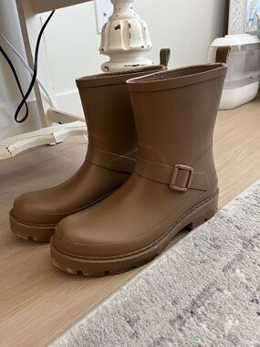 Chunky rain boots